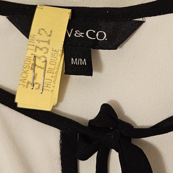 RW& Co White blouse with black trim (M) - Picture 3 of 4